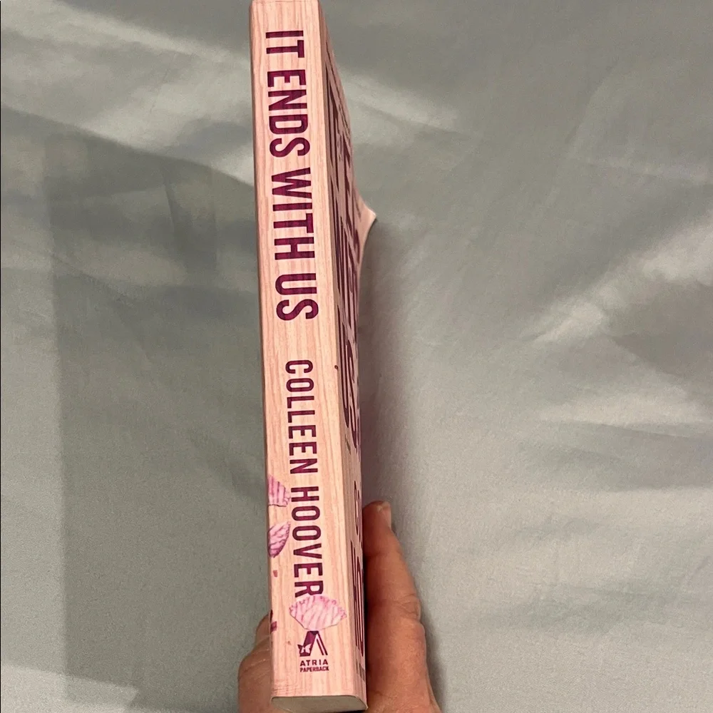 IT ENDS WITH US Paperback Book Colleen Hoover Pink Cover Romance Bestseller